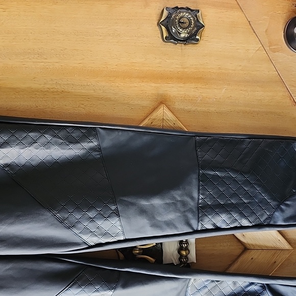 Suzy Shier faux-leather leggings - Picture 2 of 5